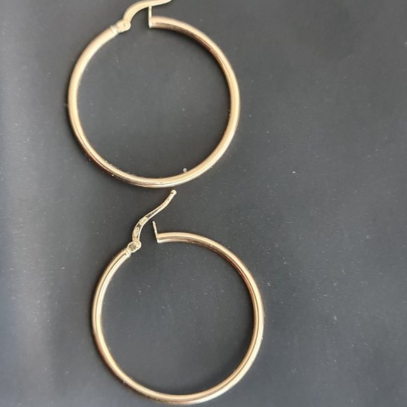 Gold hoop earring - Picture 13 of 16